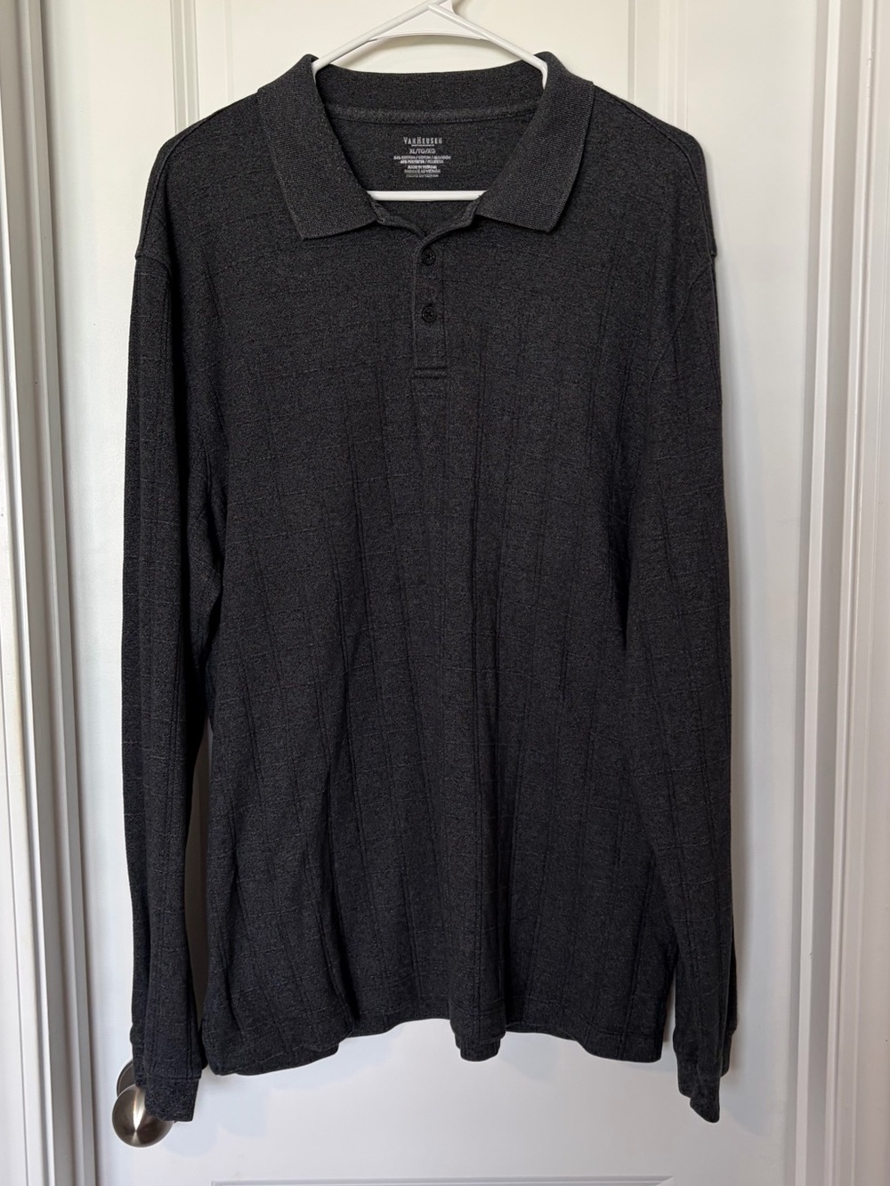 Van Heusen Dark Charcoal Long Sleeve Polo
Size XL
A little wear new on the colla